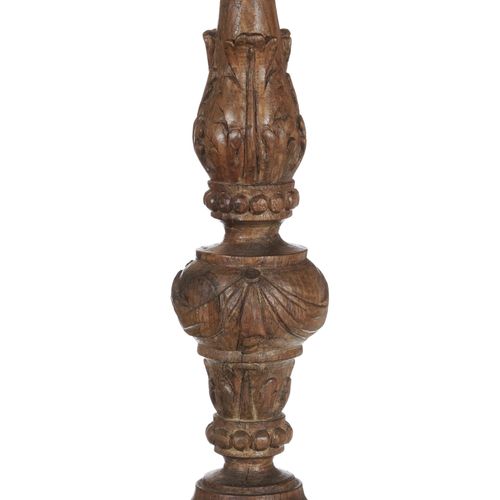 Null Paire de pique-cierges, XVIIIe s., en bois sculpté de rinceaux et feuilles &hellip;