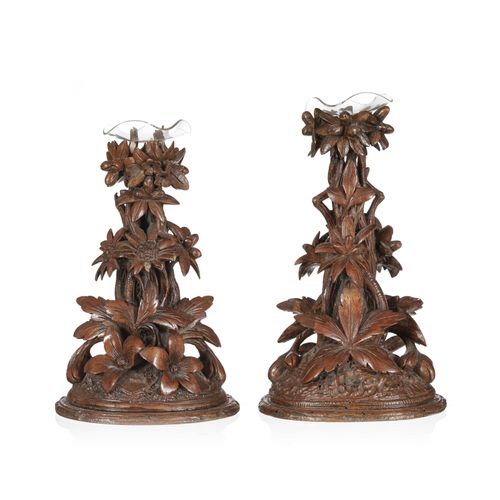 Null Paire de flambeaux en bois sculpté, à décor de tiges et feuilles entrelacée&hellip;
