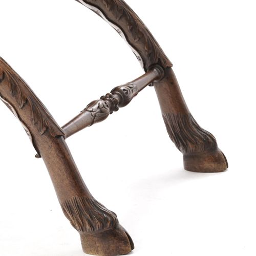 Null Tabouret, fin du XIXe s., en bois sculpté de têtes de bélier, pieds en X te&hellip;