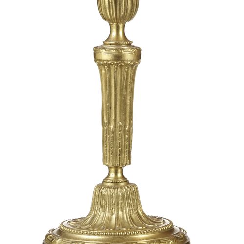 Null Paire de flambeaux de style Louis XVI, fin XIXe s., en bronze ciselé et dor&hellip;
