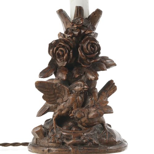 Null Paire de bougeoirs, fin du XIXe s., en bois sculpté à décor floral, montés &hellip;
