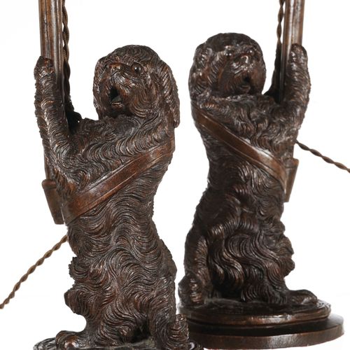 Null Paire de flambeaux, en bois sculpté figurant un griffon (chien), électrifié&hellip;