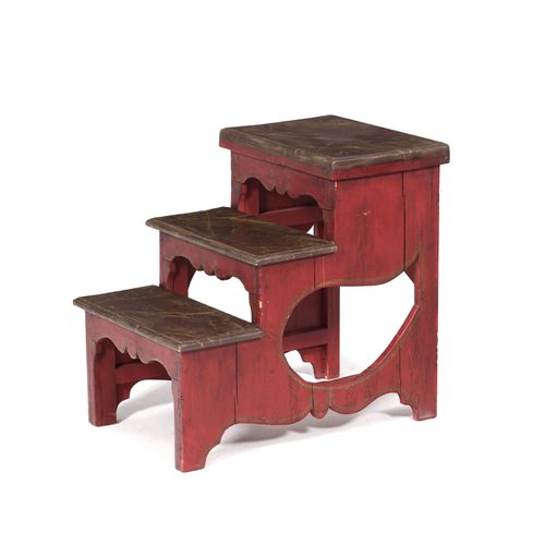 Null Table de chevet, XXe s., en escalier à trois marches en bois polychrome, pl&hellip;