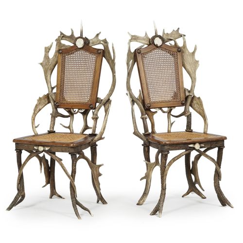 Null Paire de chaises, circa 1900, dossier et pieds composés de bois de cerf, as&hellip;