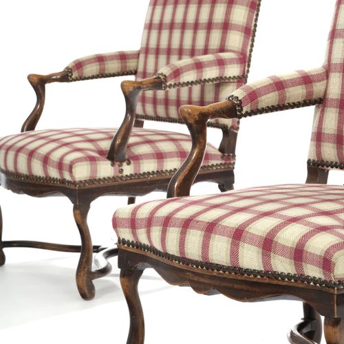 Null Paire de fauteuils de style Louis XIII, en bois naturel, pieds en console r&hellip;