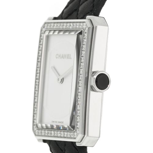 Null Albero di Natale Chanel, pezzo unico, edizione 2021, e un orologio Boy-Frie&hellip;