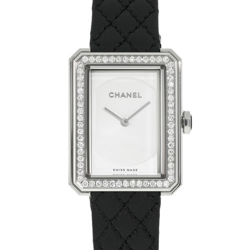 Null Sapin de Noël Chanel, pièce unique, édition 2021, et une montre Boy-Friend &hellip;