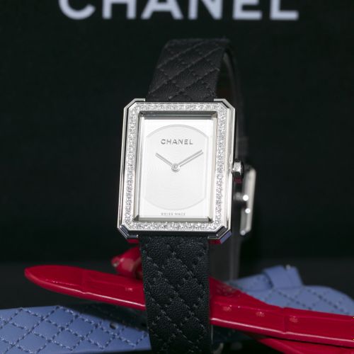 Null Chanel Weihnachtsbaum, Einzelstück, Ausgabe 2021, und eine Boy-Friend-Uhr, &hellip;