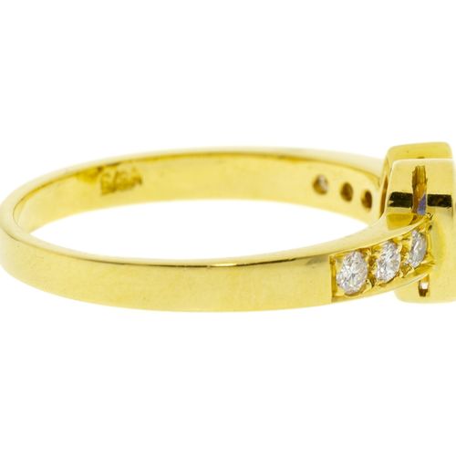 Null 750金戒指，镶嵌一颗梨形切割蓝宝石和一颗黄色蓝宝石以及老式切割钻石