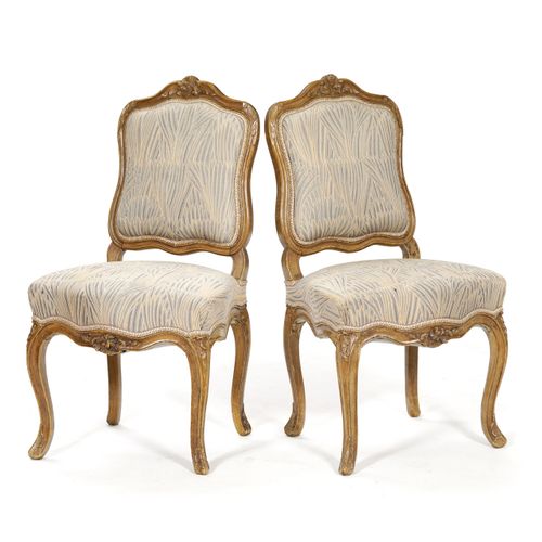 Null Coppia di sedie d'epoca Luigi XV, in legno naturale, modellato e intagliato&hellip;