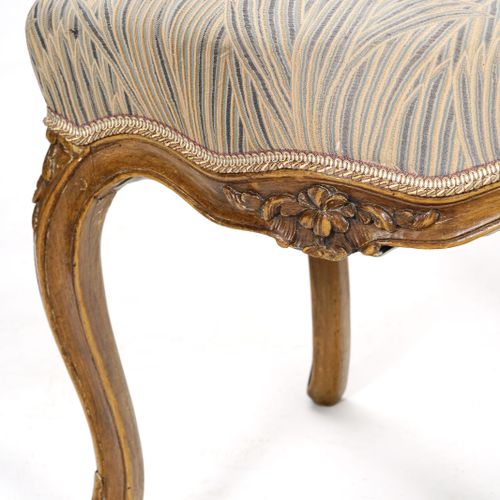 Null 一对路易十五时期的椅子，天然木材，模制和雕刻有花朵，米色和蓝色的织物有叶子的图案