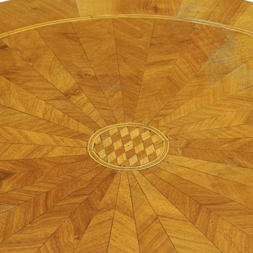 Null 新古典主义基座桌，19世纪，胡桃木饰面和镶嵌细工，腰部开有一个抽屉，圆形桌面，鞘状腿，高71厘米，直径68厘米