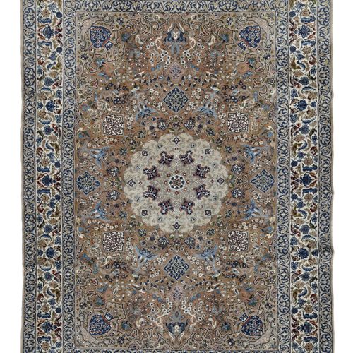 Null Tapis Ispahan en laine avec soie, Iran, 3ème quart du XXe s., à médaillon c&hellip;