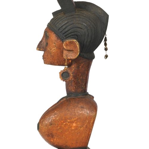 Null 代表女性半身像的Tiyambo徽章，上面有Baga角，带有黑色和橘红色铜锈的多色木头，几内亚，高72英尺。