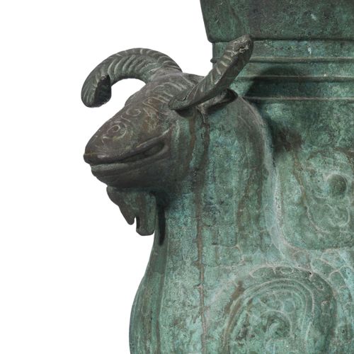 Null Récipient zun à double bélier archaïsant en bronze, Chine, XXe s., monté en&hellip;