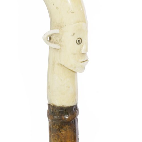 Null Canne Mangbetu ornée d'un pommeau anthropomorphe sculpté, bois et ivoire, R&hellip;