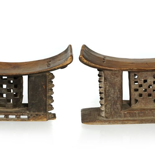 Null 2 splendidi sgabelli Ashanti a cinque gambe e sedile curvo, in legno con pa&hellip;