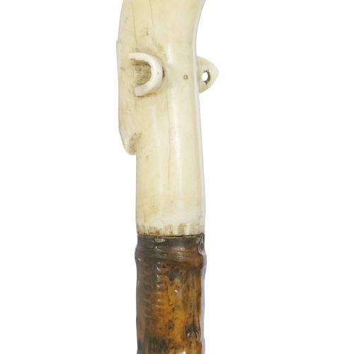 Null Canne Mangbetu ornée d'un pommeau anthropomorphe sculpté, bois et ivoire, R&hellip;