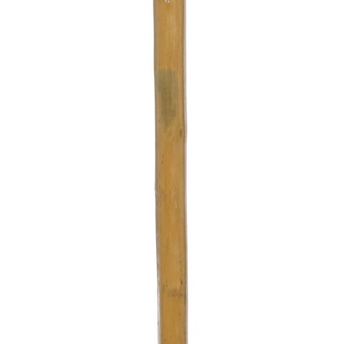 Null Bastón Mangbetu con pomo antropomorfo tallado, madera y marfil, RDC, 95 cm &hellip;