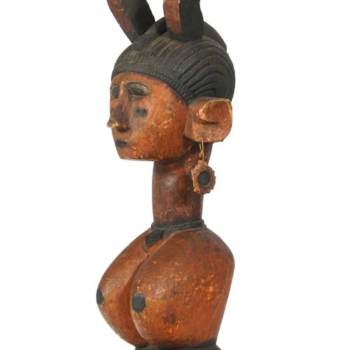 Null 代表女性半身像的Tiyambo徽章，上面有Baga角，带有黑色和橘红色铜锈的多色木头，几内亚，高72英尺。