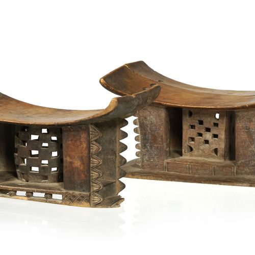 Null 2个漂亮的阿散蒂凳子，有五条腿和弯曲的座位，木头有蜂蜜光泽，有雕刻和镂空的几何图案装饰，加纳，26岁