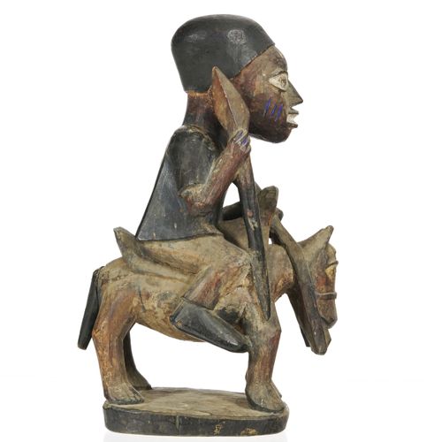 Null 传统酋长的约鲁巴马术雕像，右手拿着长矛，木头和颜料，尼日利亚，h。47厘米