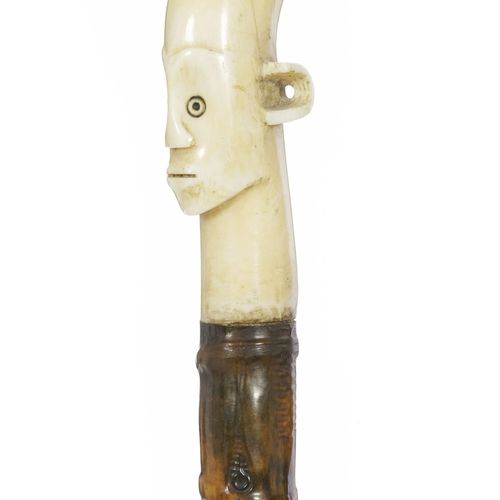 Null Bastón Mangbetu con pomo antropomorfo tallado, madera y marfil, RDC, 95 cm &hellip;