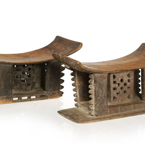 Null 2个漂亮的阿散蒂凳子，有五条腿和弯曲的座位，木头有蜂蜜光泽，有雕刻和镂空的几何图案装饰，加纳，26岁