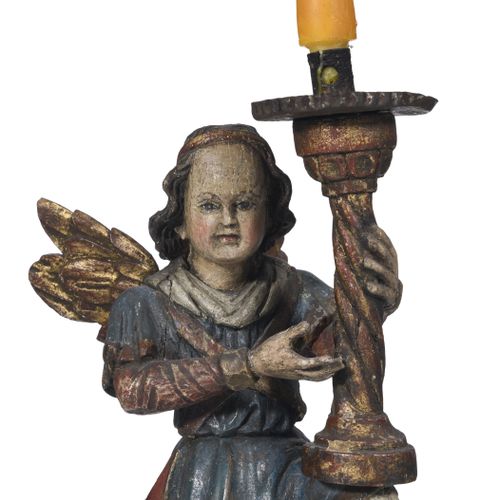 Null 一对多色木质火炬手形式的天使，大概是18世纪。附有一对镀金的木质托架。