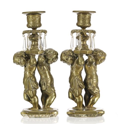 Null Coppia di candelabri in bronzo dorato, inizio XX secolo, con due putti che &hellip;