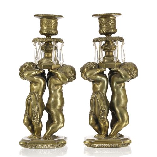 Null Coppia di candelabri in bronzo dorato, inizio XX secolo, con due putti che &hellip;