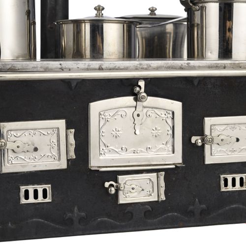 Null 金属板和镀铬金属的儿童炊具，由德国Märklin制作，约1900年，44 x 35 x 21厘米（仅炊具）。