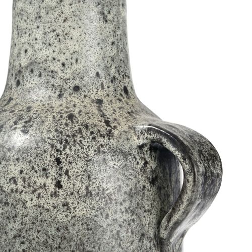 Null 大型黑白斑纹釉面石器花瓶，带手柄，20世纪下半叶，底座下方有签名，高。43厘米