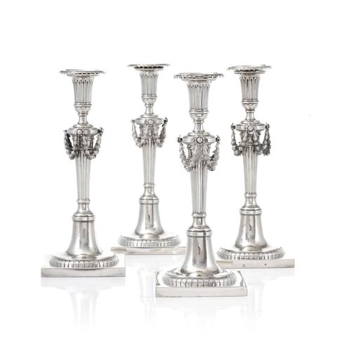 Null Set di 4 torce in argento, Augsburg, decorate con ghirlande, la base quadra&hellip;