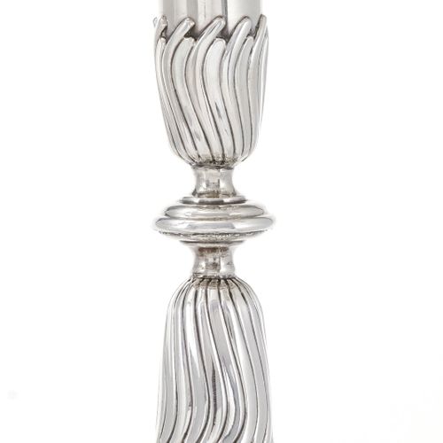 Null Coppia di candelabri a tromba in argento 800 a 3 bracci, Ginevra, sec. XX, &hellip;