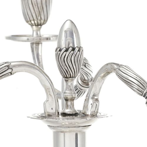 Null Paar Trompetenkandelaber mit 3 Lichtarmen aus 800er Silber, Genf, 20. Jh., &hellip;