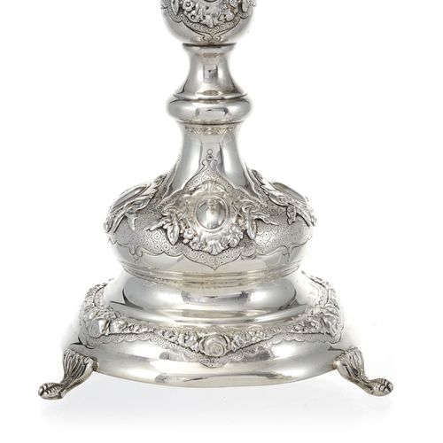 Null Coppia di grandi torce in argento 925, sec. XX, con decorazione repoussé di&hellip;