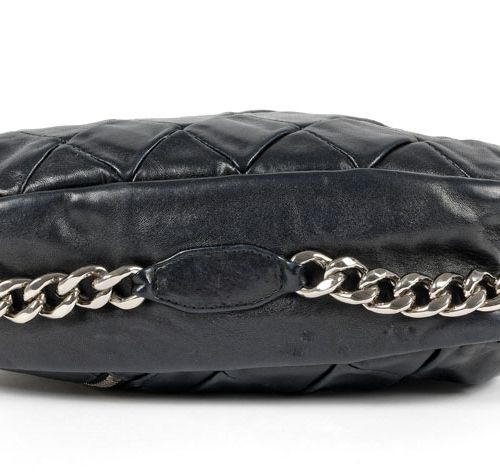 Null Chanel, Bolso Chain Around de piel de cordero negra acolchada, bandolera de&hellip;