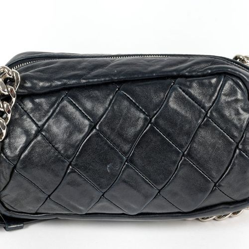 Null Chanel, sac baguette Chain Around en cuir d'agneau noir matelassé, bandouli&hellip;