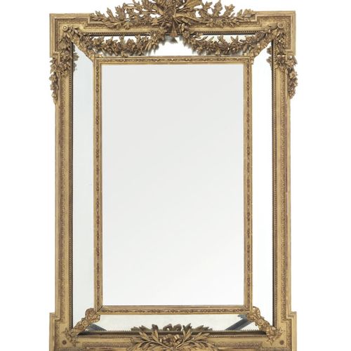 Null Specchio di fine Ottocento in legno e stucco dorato decorato con ghirlande &hellip;