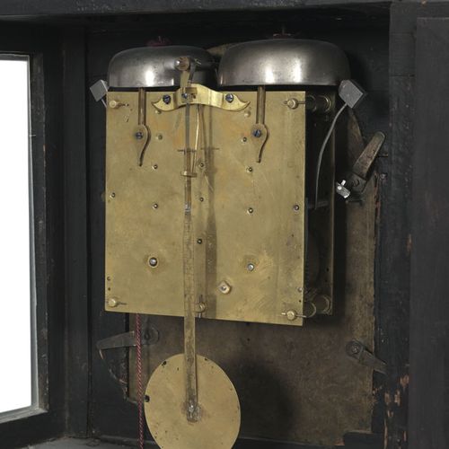 Null 台钟，18世纪初，发黑的木头上有兰花装饰，黄铜表盘上刻有丰富的图案，顶部有波塞冬，62x52x22厘米