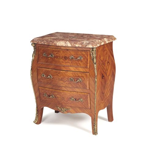 Null 路易十五风格的小抽屉柜，20世纪，紫檀木饰面和花卉镶嵌，正面有三个抽屉，64x51x37厘米