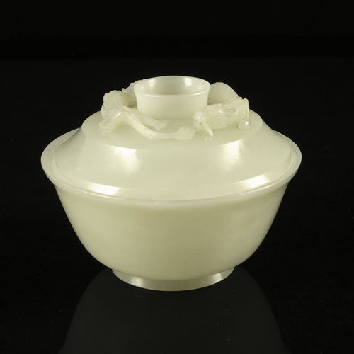 Null Pale nephrite jade covered bowl, China, probably Qing dynasty, lid decorate&hellip;