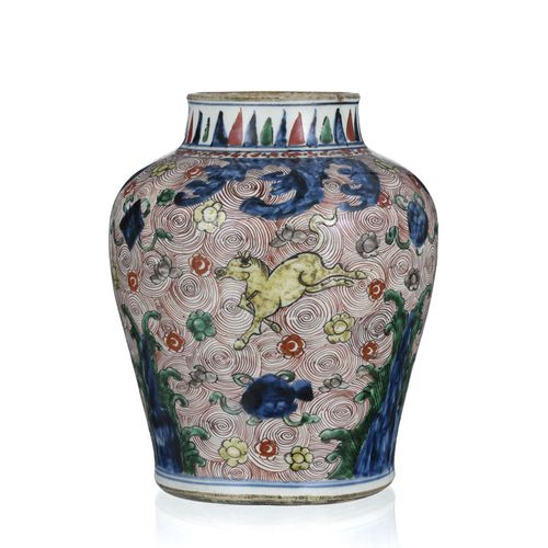 Null 一个五彩瓷瓶，中国，可能是过渡时期，装饰有马，花，螺旋，岩石和贵重物品的螺旋背景，H.24.5厘米（裂缝）