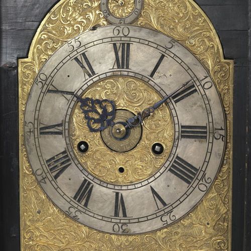 Null 台钟，18世纪初，发黑的木头上有兰花装饰，黄铜表盘上刻有丰富的图案，顶部有波塞冬，62x52x22厘米