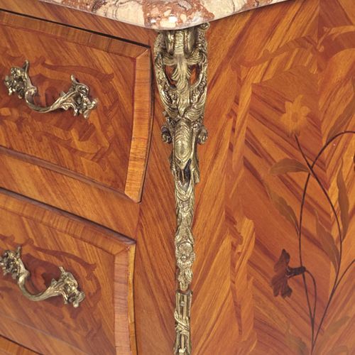 Null 路易十五风格的小抽屉柜，20世纪，紫檀木饰面和花卉镶嵌，正面有三个抽屉，64x51x37厘米