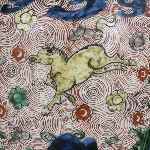 Null 一个五彩瓷瓶，中国，可能是过渡时期，装饰有马，花，螺旋，岩石和贵重物品的螺旋背景，H.24.5厘米（裂缝）