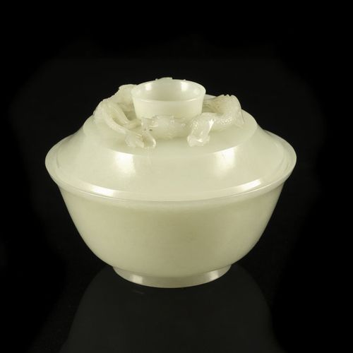 Null 苍白的软玉盖碗，中国，可能是清朝，盖子上装饰着两条龙，直径11厘米证明：Brigitte Mavromichalis收藏