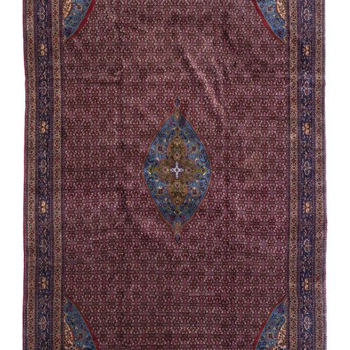 Null Bidjar地毯，伊朗，20世纪中叶，中央有绿色和蓝色的曼陀罗图案，红地有herati图案的小花和叶子，蓝边，295x393厘米