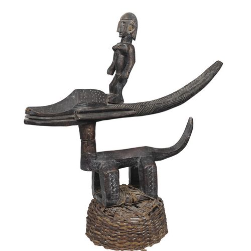 Null Ti wara Bamana徽章，羚羊有水平的角，上面有一个站立的人物，木头有棕色的铜锈，马里，高59厘米，长61厘米。单独雕刻的头部由两个铁扣子连接&hellip;